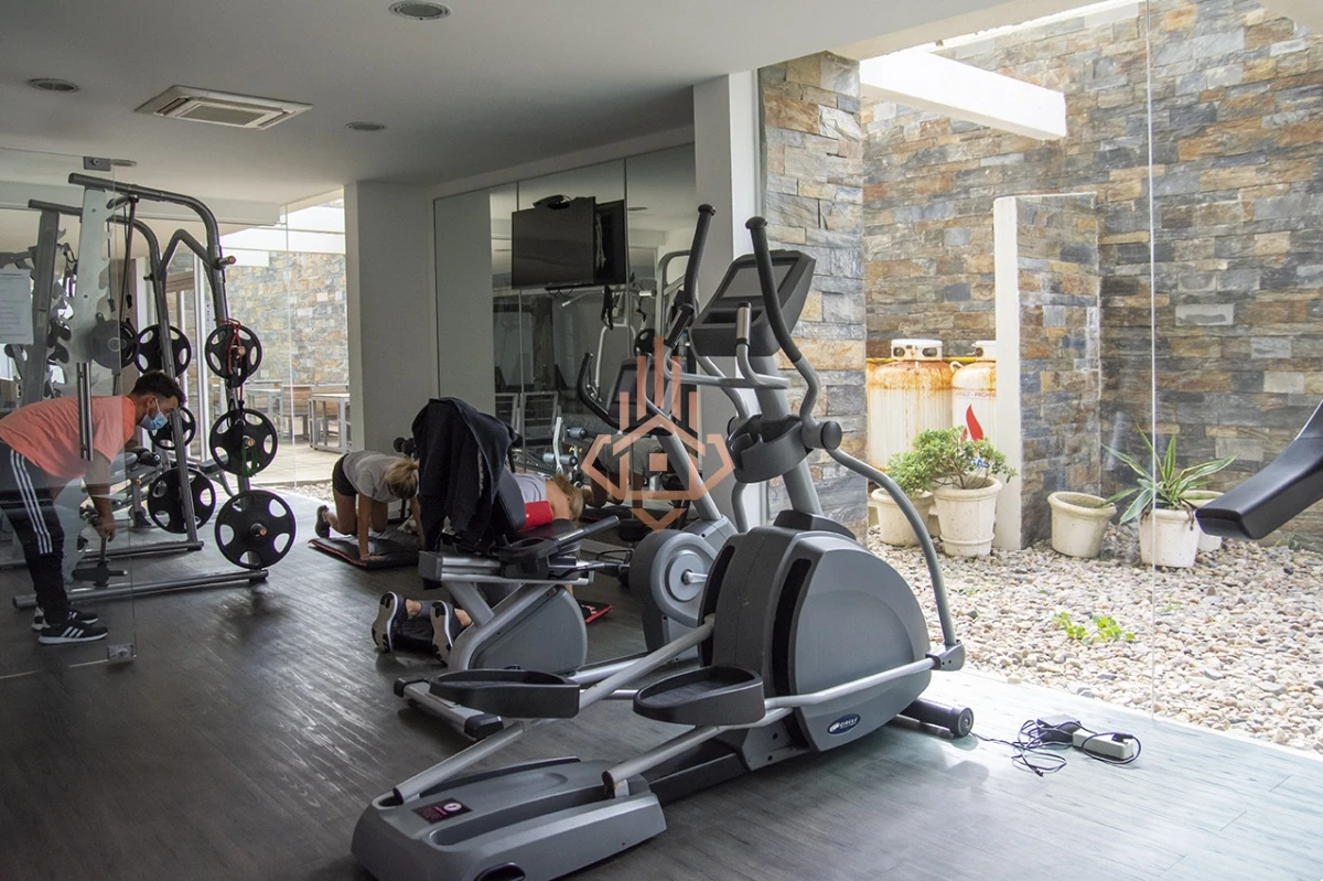 Vende apartamento. Edificio Bonaire. 3 dormitorios con servicios. Brava, Peninsula, Punta del Este