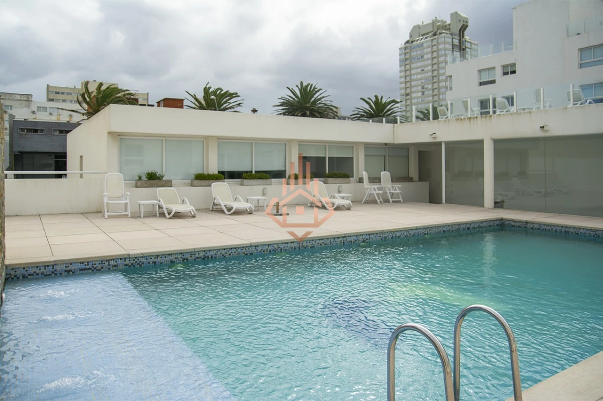 Vende apartamento. Edificio Bonaire. 3 dormitorios con servicios. Brava, Peninsula, Punta del Este