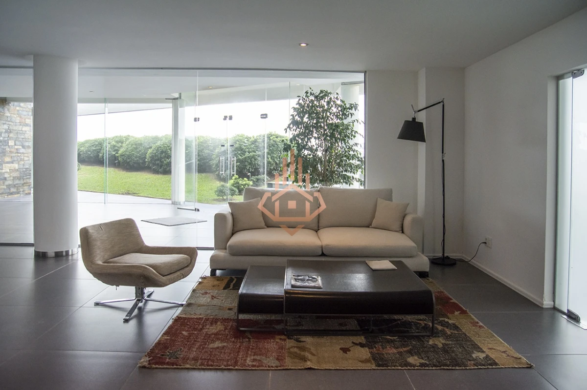 Vende apartamento. Edificio Bonaire. 3 dormitorios con servicios. Brava, Peninsula, Punta del Este