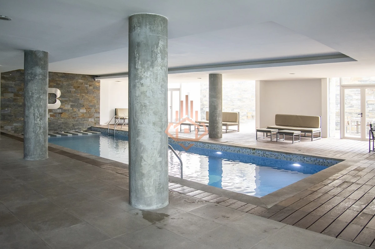 Vende apartamento. Edificio Bonaire. 3 dormitorios con servicios. Brava, Peninsula, Punta del Este