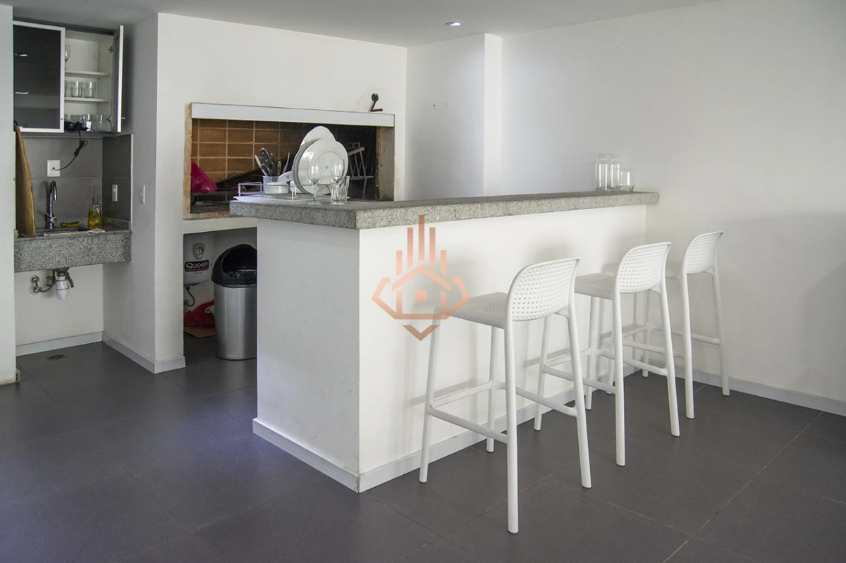 Vende apartamento. Edificio Bonaire. 3 dormitorios con servicios. Brava, Peninsula, Punta del Este