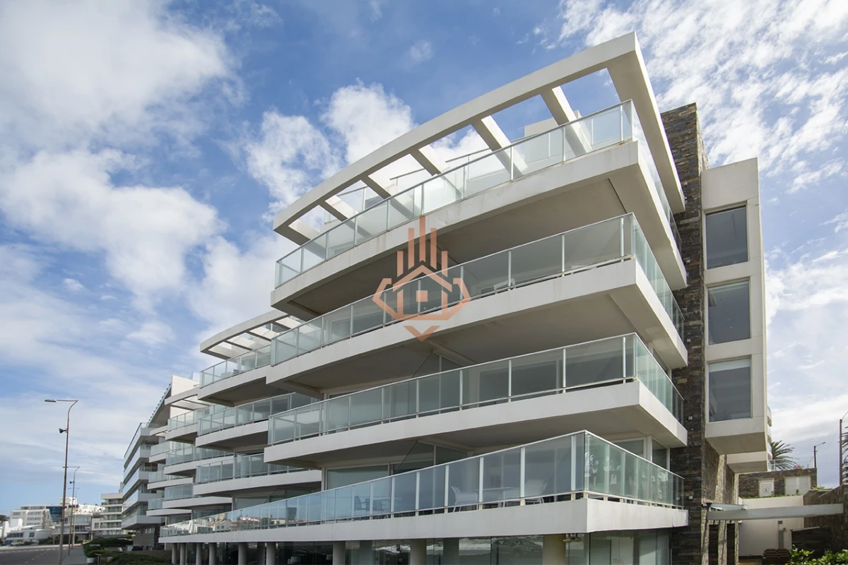 Vende apartamento. Edificio Bonaire. 3 dormitorios con servicios. Brava, Peninsula, Punta del Este