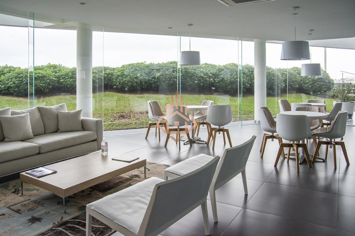 Vende apartamento. Edificio Bonaire. 3 dormitorios con servicios. Brava, Peninsula, Punta del Este