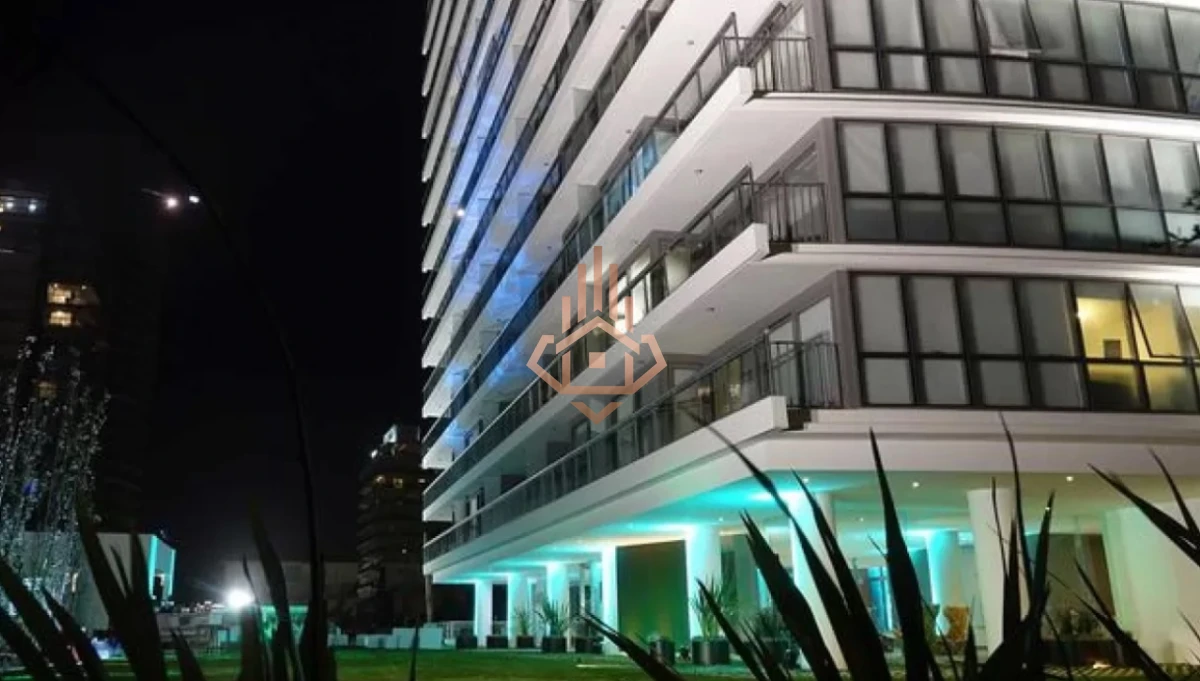 En excelente ubicacion a pasos de Playa Brava y Playa Mansa, Torre Onix