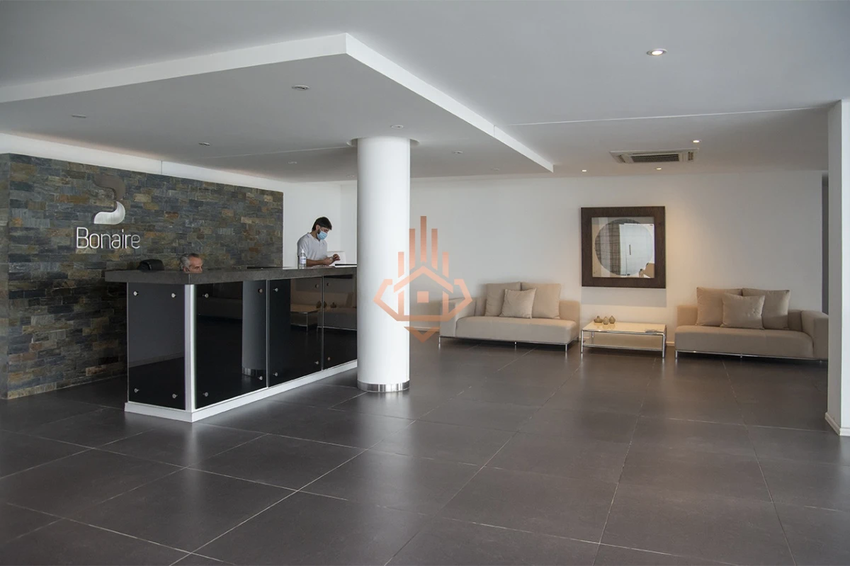 Vende apartamento. Edificio Bonaire. 3 dormitorios con servicios. Brava, Peninsula, Punta del Este