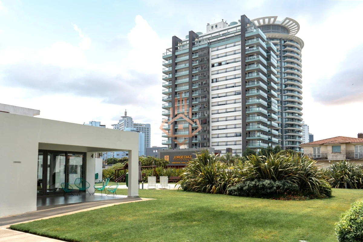 Vende departamento de 2 dormitorios finamente decorado en Torre Onix, Punta del Este