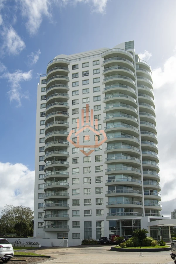 Vende apartamento de 2 dormitorios en Punta del Este con vista al mar