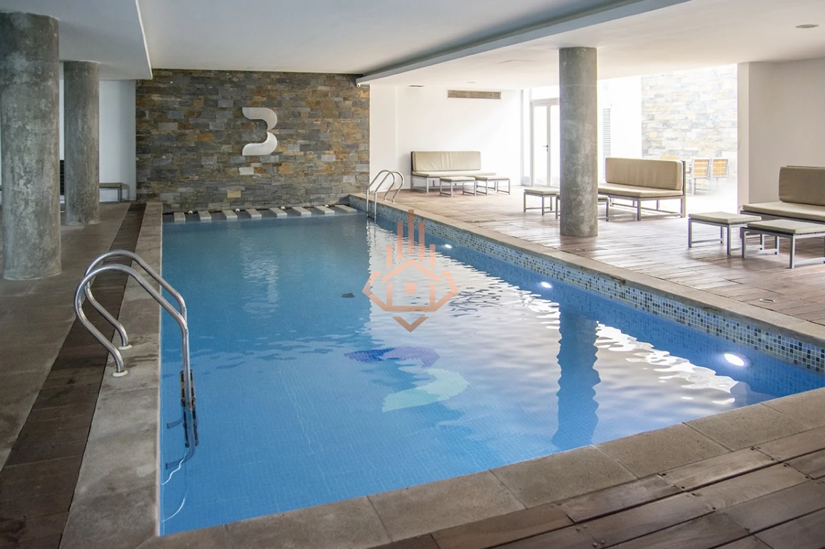 Vende apartamento. Edificio Bonaire. 3 dormitorios con servicios. Brava, Peninsula, Punta del Este