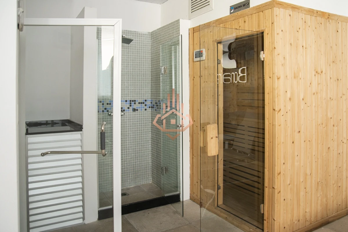 Vende apartamento. Edificio Bonaire. 3 dormitorios con servicios. Brava, Peninsula, Punta del Este