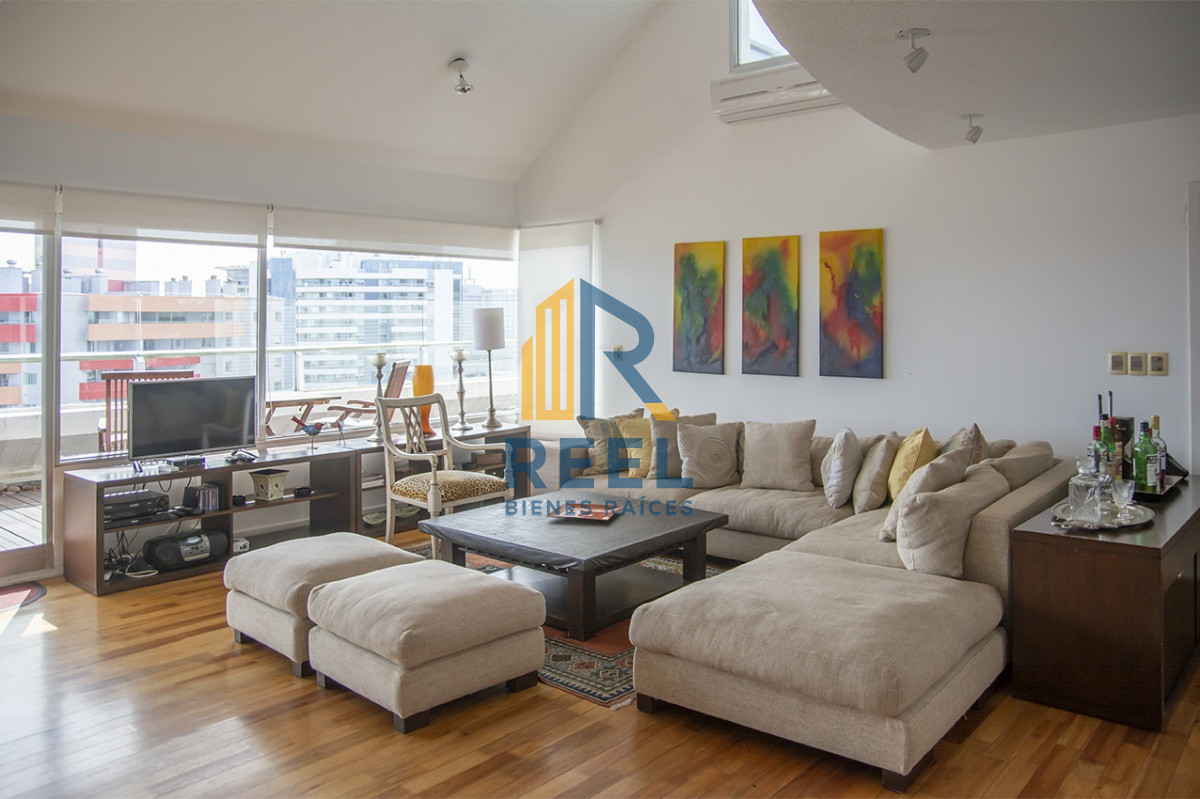 Apartamento ID.223 - Espectacular Penthouse en venta a pasos del mar. 3 dormitorios + dependencia. Playa Brava.