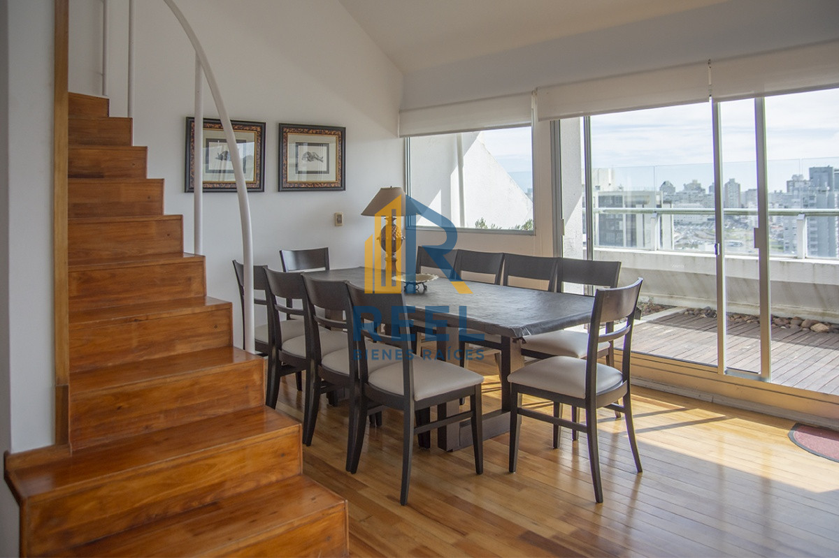 Apartamento ID.223 - Espectacular Penthouse en venta a pasos del mar. 3 dormitorios + dependencia. Playa Brava.