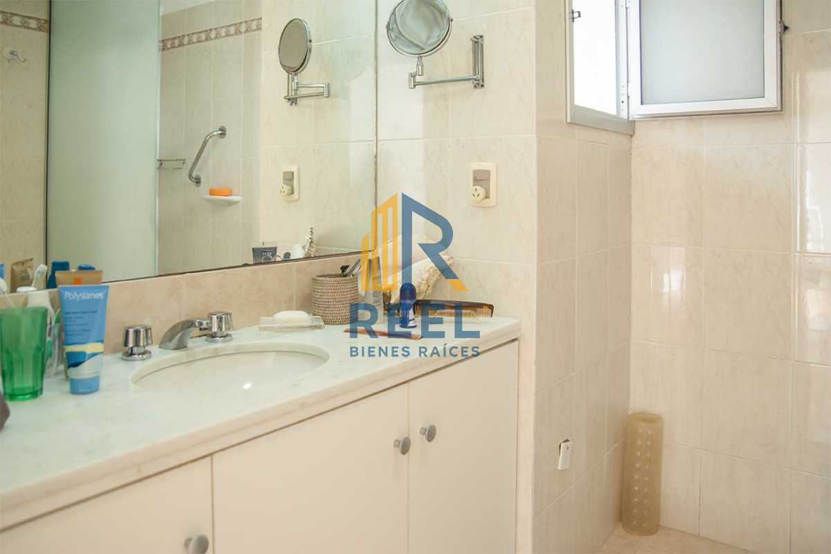 Apartamento ID.223 - Espectacular Penthouse en venta a pasos del mar. 3 dormitorios + dependencia. Playa Brava.