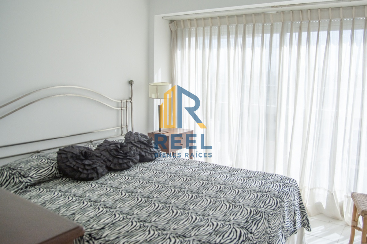 Apartamento ID.223 - Espectacular Penthouse en venta a pasos del mar. 3 dormitorios + dependencia. Playa Brava.