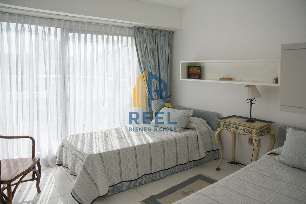 Apartamento ID.223 - Espectacular Penthouse en venta a pasos del mar. 3 dormitorios + dependencia. Playa Brava.