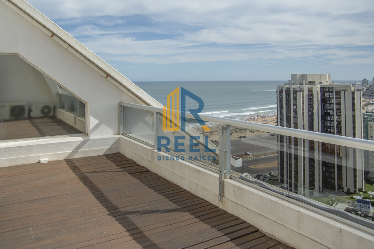 Apartamento ID.223 - Espectacular Penthouse en venta a pasos del mar. 3 dormitorios + dependencia. Playa Brava.