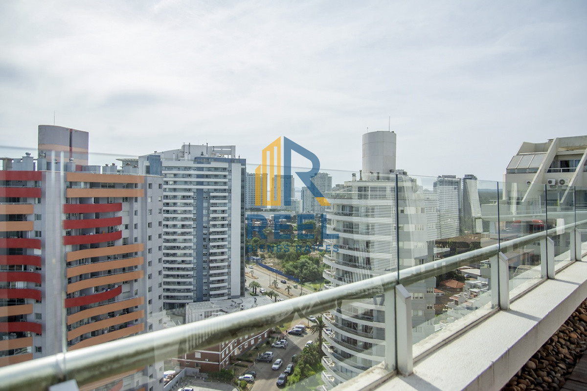 Apartamento ID.223 - Espectacular Penthouse en venta a pasos del mar. 3 dormitorios + dependencia. Playa Brava.