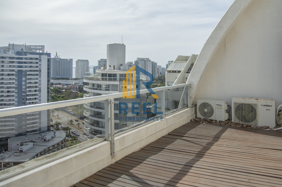 Apartamento ID.223 - Espectacular Penthouse en venta a pasos del mar. 3 dormitorios + dependencia. Playa Brava.