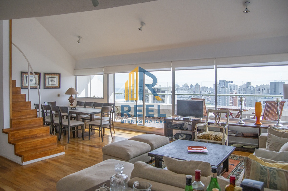 Apartamento ID.223 - Espectacular Penthouse en venta a pasos del mar. 3 dormitorios + dependencia. Playa Brava.