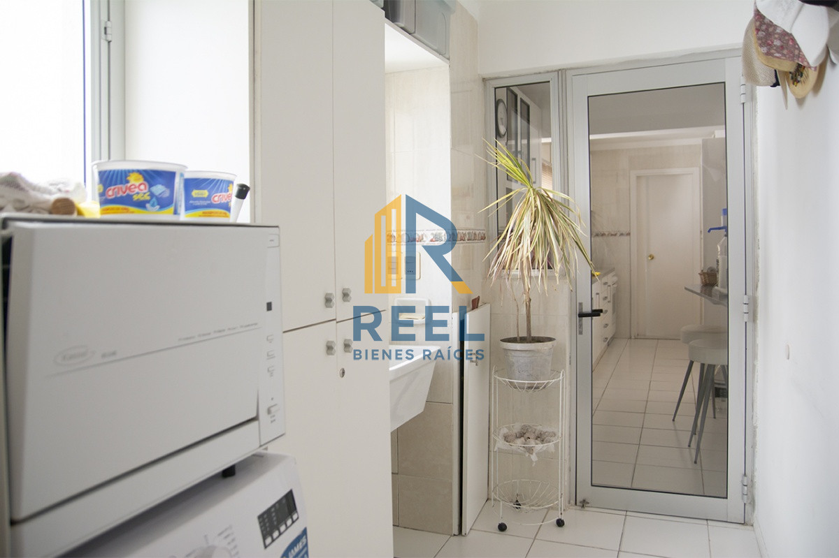 Apartamento ID.223 - Espectacular Penthouse en venta a pasos del mar. 3 dormitorios + dependencia. Playa Brava.