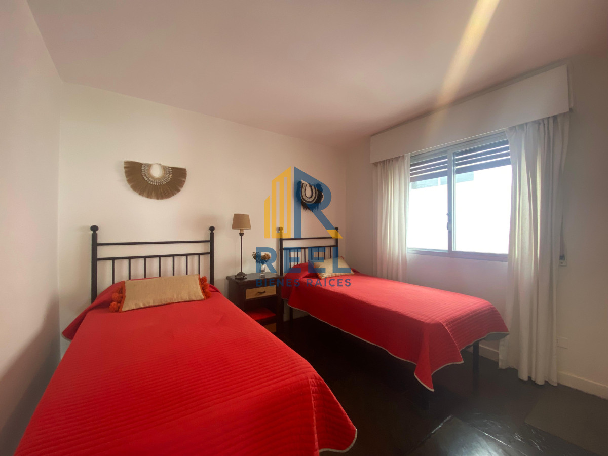 Apartamento ID.289 - Vende apartamento con vista al mar de 3 dormitorios, Punta del Este