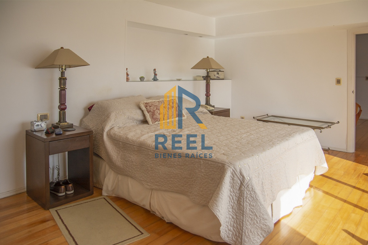 Apartamento ID.223 - Espectacular Penthouse en venta a pasos del mar. 3 dormitorios + dependencia. Playa Brava.