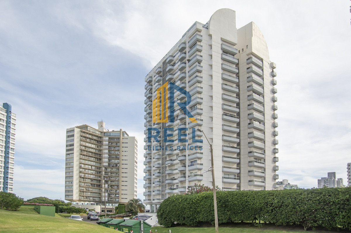 Apartamento ID.223 - Espectacular Penthouse en venta a pasos del mar. 3 dormitorios + dependencia. Playa Brava.