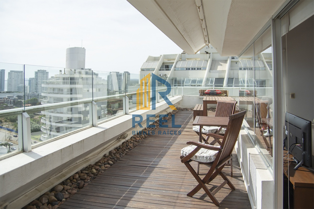 Apartamento ID.223 - Espectacular Penthouse en venta a pasos del mar. 3 dormitorios + dependencia. Playa Brava.