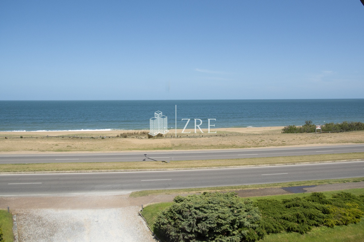 Apartamento ID.1346 - Espectacular departamento en Playa Mansa de 3 dormitorios frente al mar!