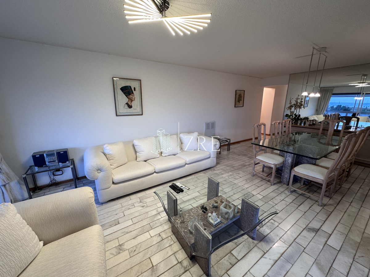 Apartamento ID.1269 - Vende apartamento de 3 dormitorios en Playa Brava, Punta del Este