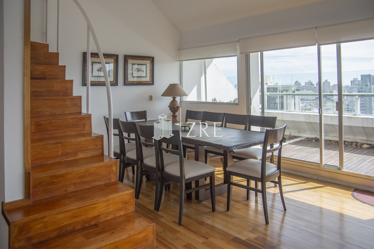 Apartamento ID.1213 - Espectacular Penthouse en venta a pasos del mar. 3 dormitorios + dependencia. Playa Brava.