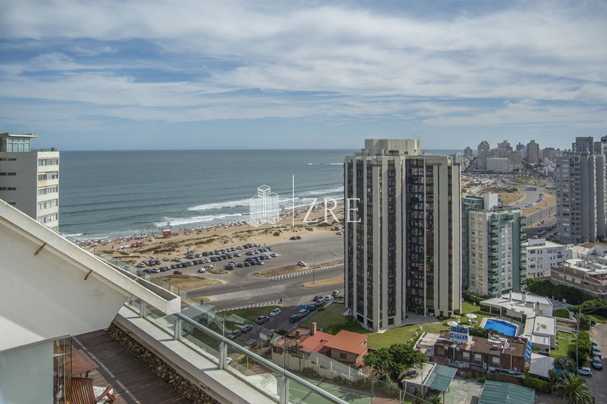 Apartamento ID.1213 - Espectacular Penthouse en venta a pasos del mar. 3 dormitorios + dependencia. Playa Brava.