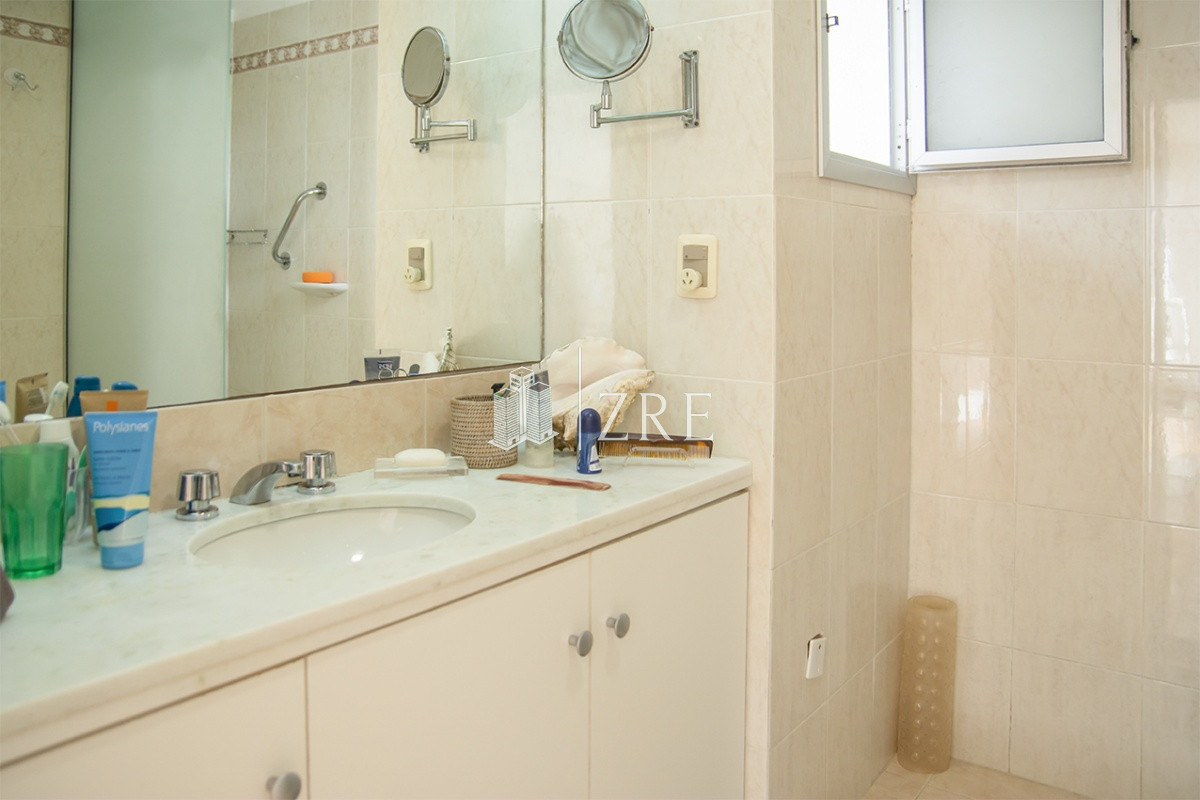 Apartamento ID.1213 - Espectacular Penthouse en venta a pasos del mar. 3 dormitorios + dependencia. Playa Brava.