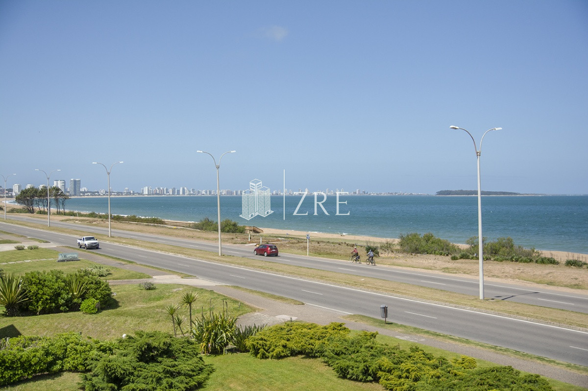 Apartamento ID.1346 - Espectacular departamento en Playa Mansa de 3 dormitorios frente al mar!