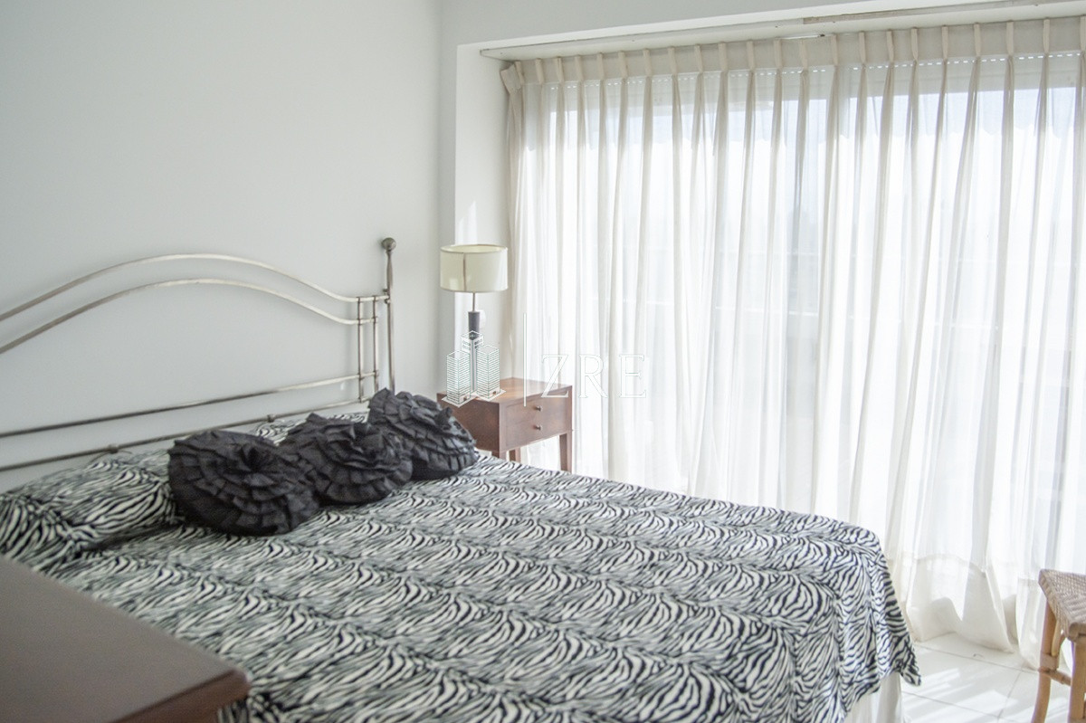 Apartamento ID.1213 - Espectacular Penthouse en venta a pasos del mar. 3 dormitorios + dependencia. Playa Brava.