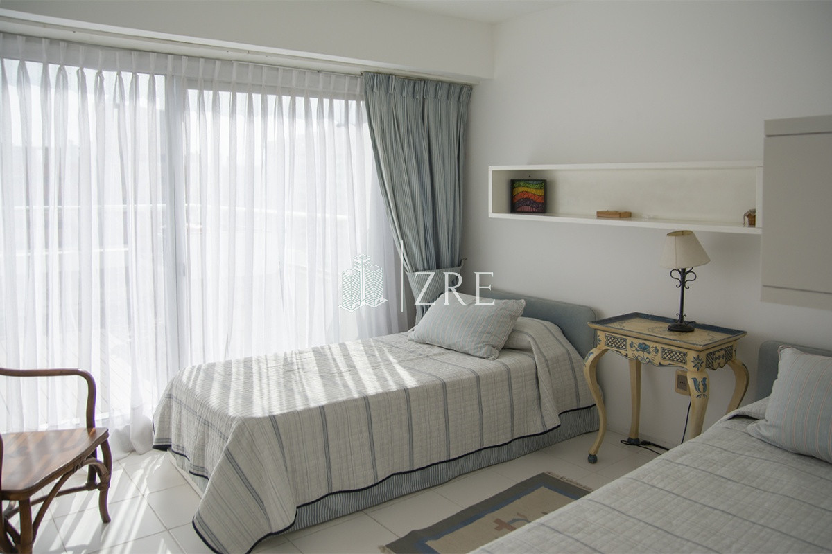 Apartamento ID.1213 - Espectacular Penthouse en venta a pasos del mar. 3 dormitorios + dependencia. Playa Brava.