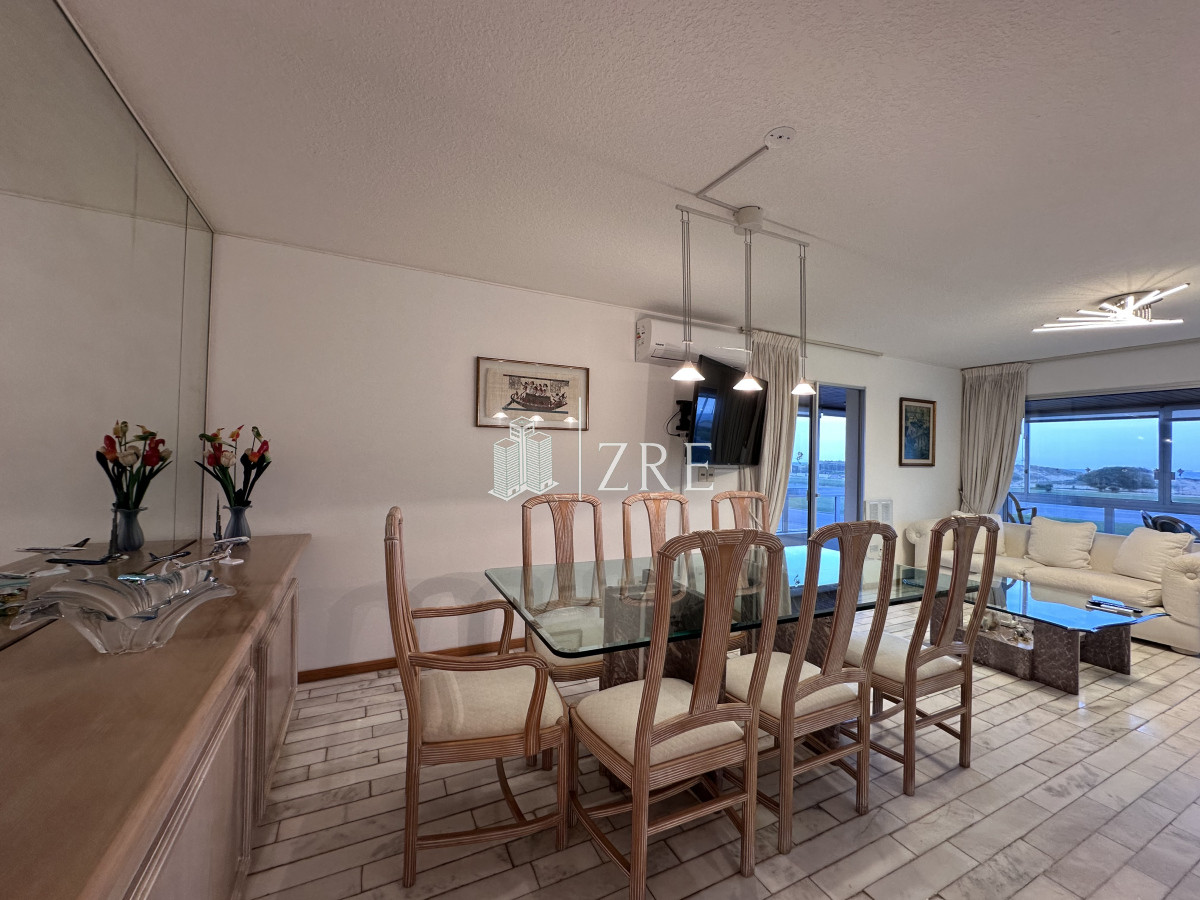 Apartamento ID.1269 - Vende apartamento de 3 dormitorios en Playa Brava, Punta del Este