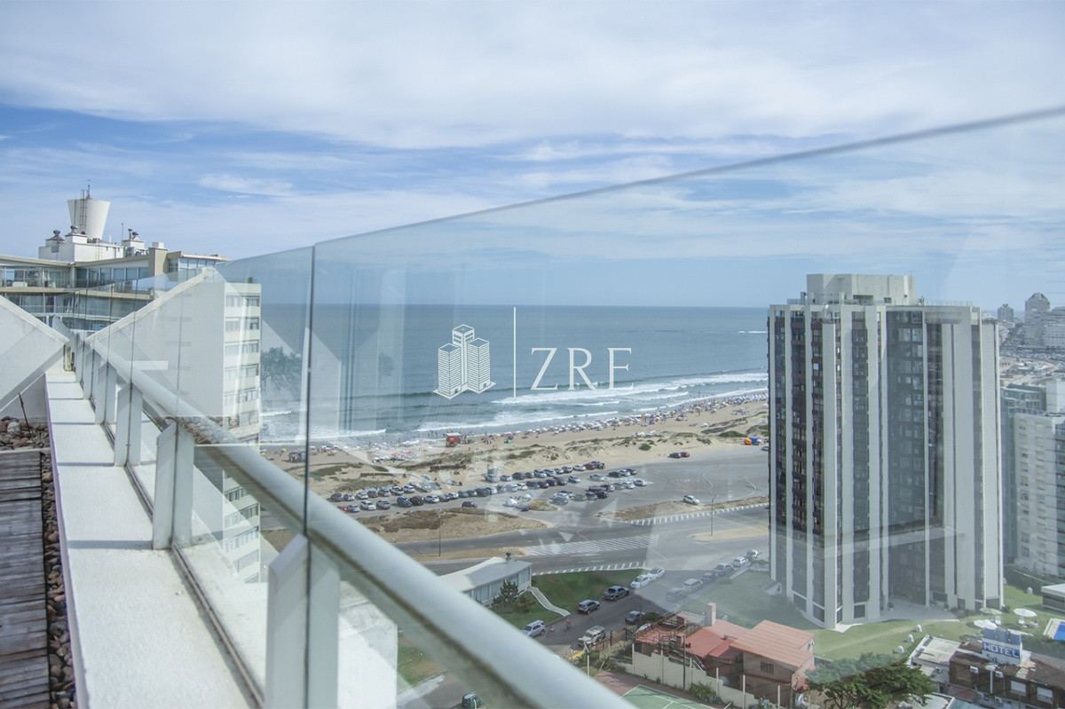 Apartamento ID.1213 - Espectacular Penthouse en venta a pasos del mar. 3 dormitorios + dependencia. Playa Brava.