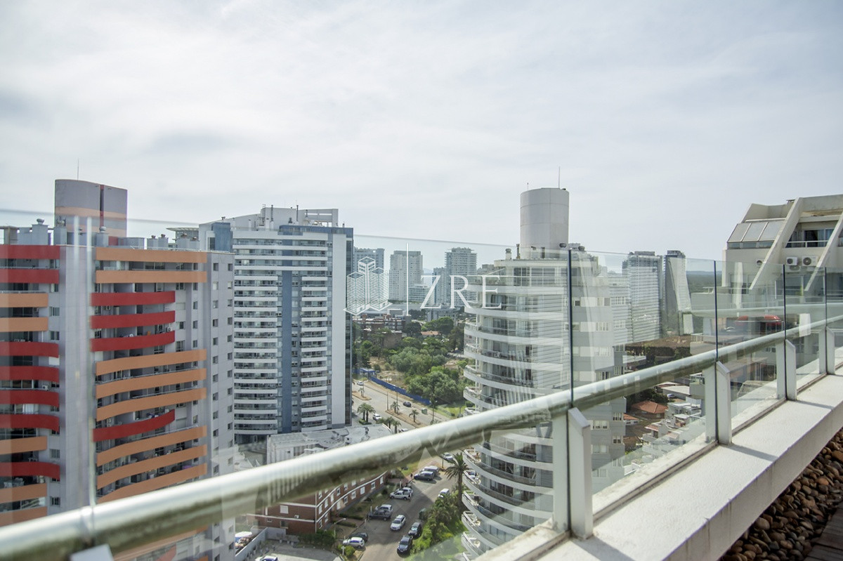 Apartamento ID.1213 - Espectacular Penthouse en venta a pasos del mar. 3 dormitorios + dependencia. Playa Brava.