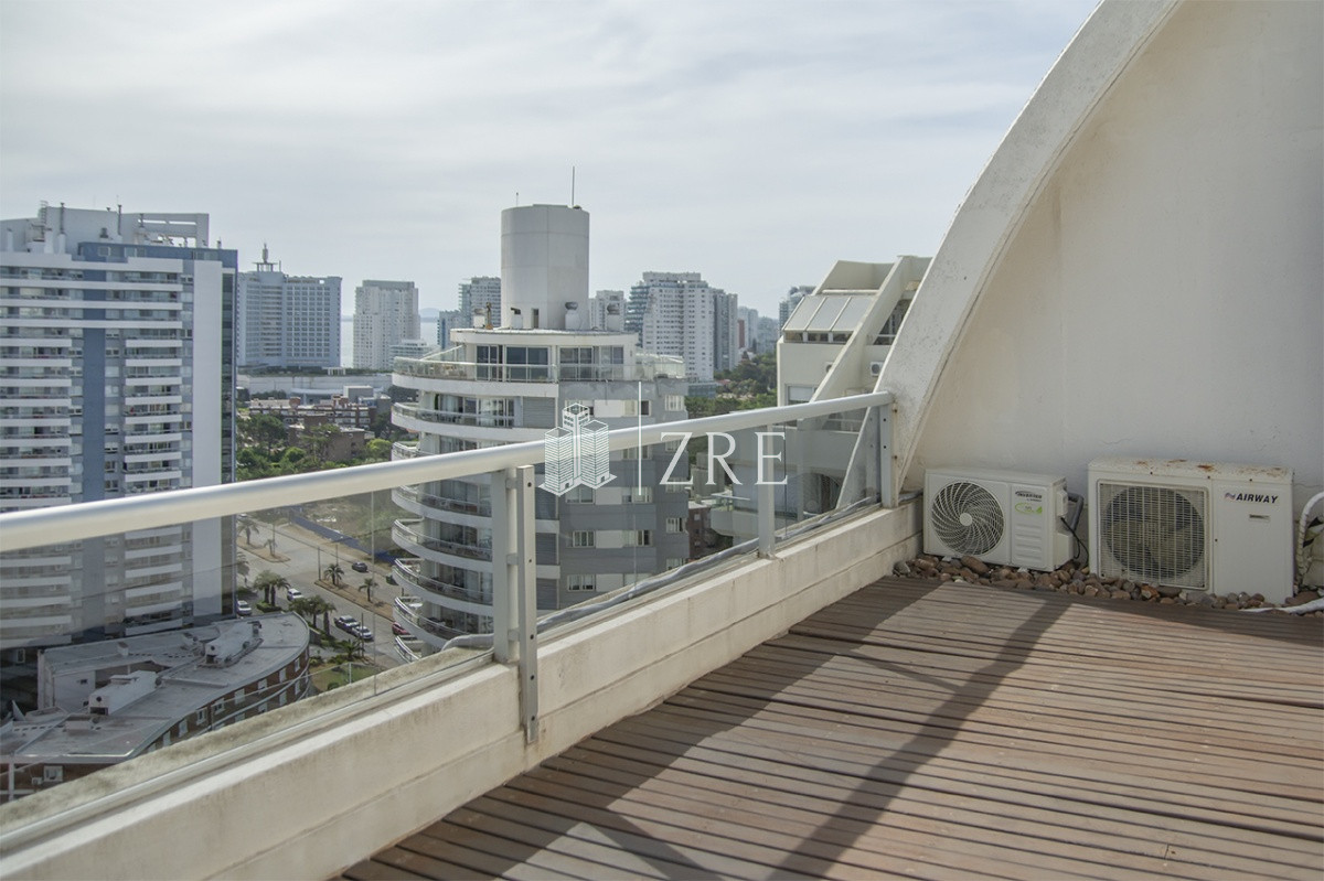 Apartamento ID.1213 - Espectacular Penthouse en venta a pasos del mar. 3 dormitorios + dependencia. Playa Brava.