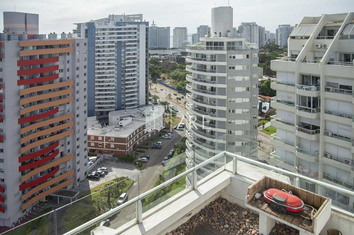 Apartamento ID.1213 - Espectacular Penthouse en venta a pasos del mar. 3 dormitorios + dependencia. Playa Brava.