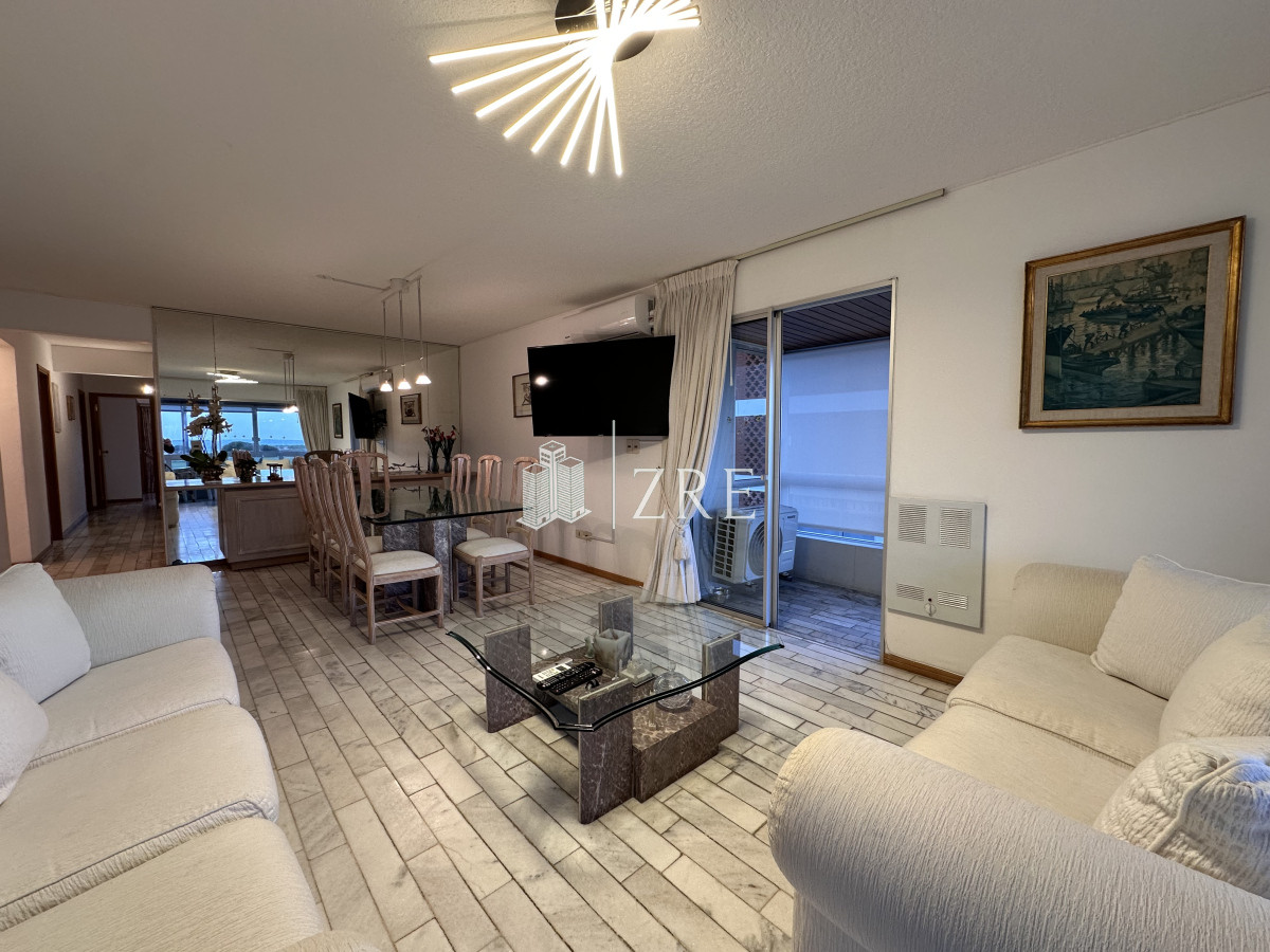 Apartamento ID.1269 - Vende apartamento de 3 dormitorios en Playa Brava, Punta del Este
