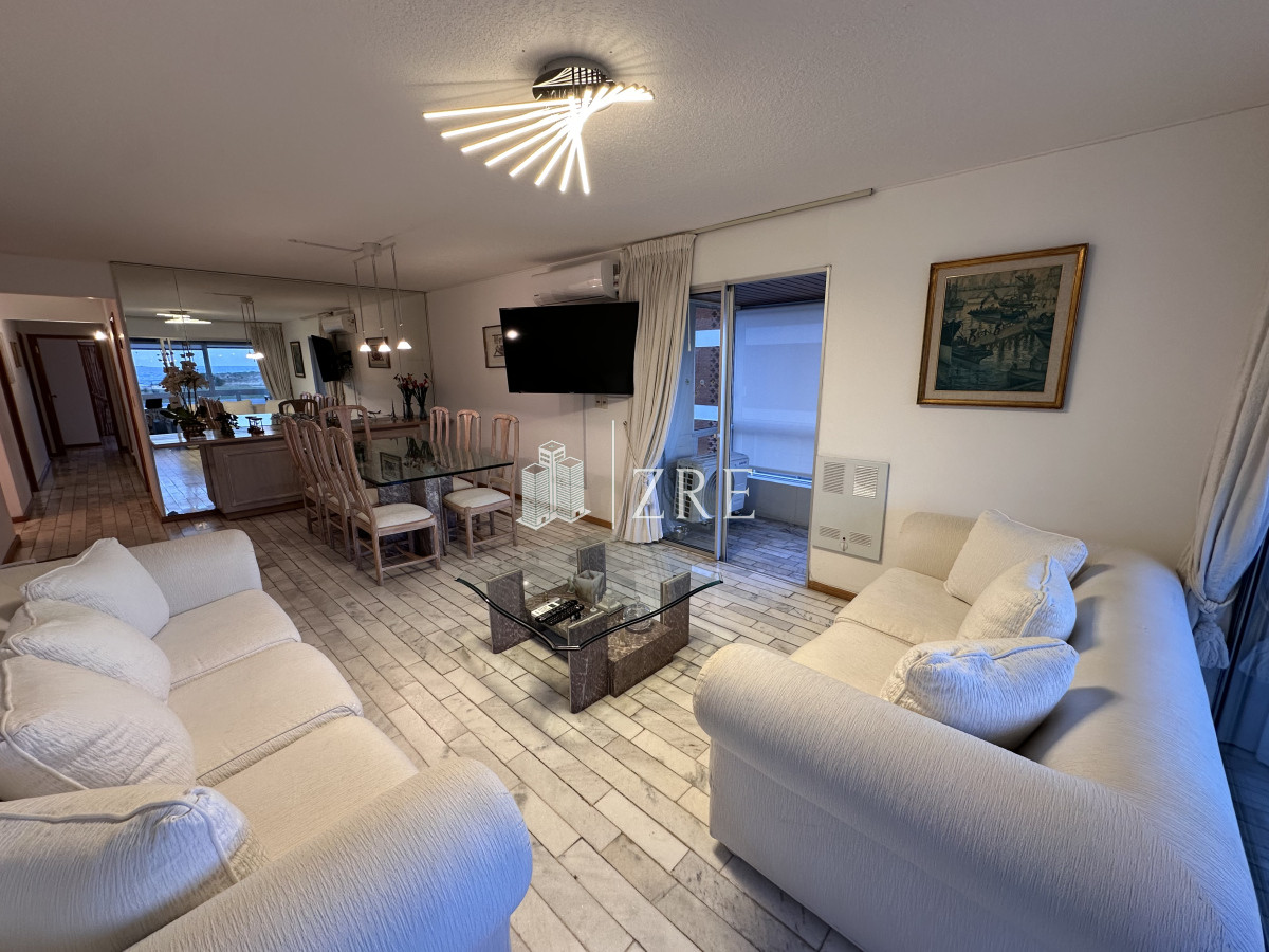 Apartamento ID.1269 - Vende apartamento de 3 dormitorios en Playa Brava, Punta del Este