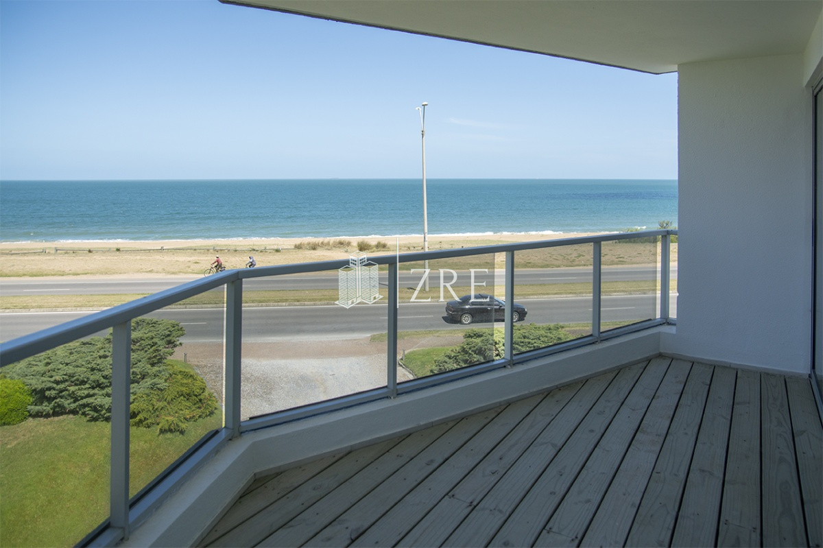 Apartamento ID.1346 - Espectacular departamento en Playa Mansa de 3 dormitorios frente al mar!