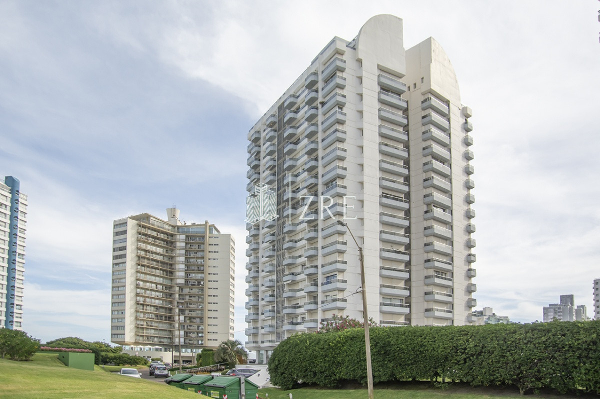 Apartamento ID.1213 - Espectacular Penthouse en venta a pasos del mar. 3 dormitorios + dependencia. Playa Brava.