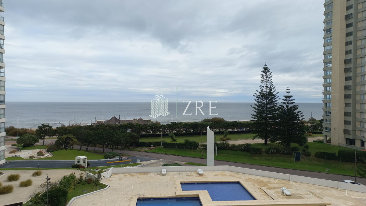 Apartamento ID.1338 - Departamento de 3 dormitorios + dependencia en venta, Playa Mansa. Torre Jefferson,.