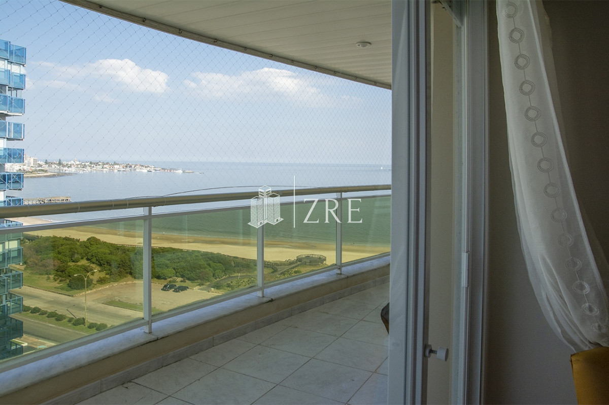 Apartamento ID.1065 - Departamento de 3 dormitorios en venta frente a Playa Mansa, Coral Tower