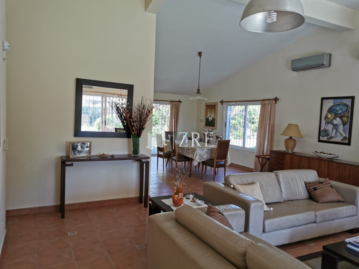 Casa ID.1437 - Venta Casa en Cantegril - Punta del Este de 4 dormitorios.