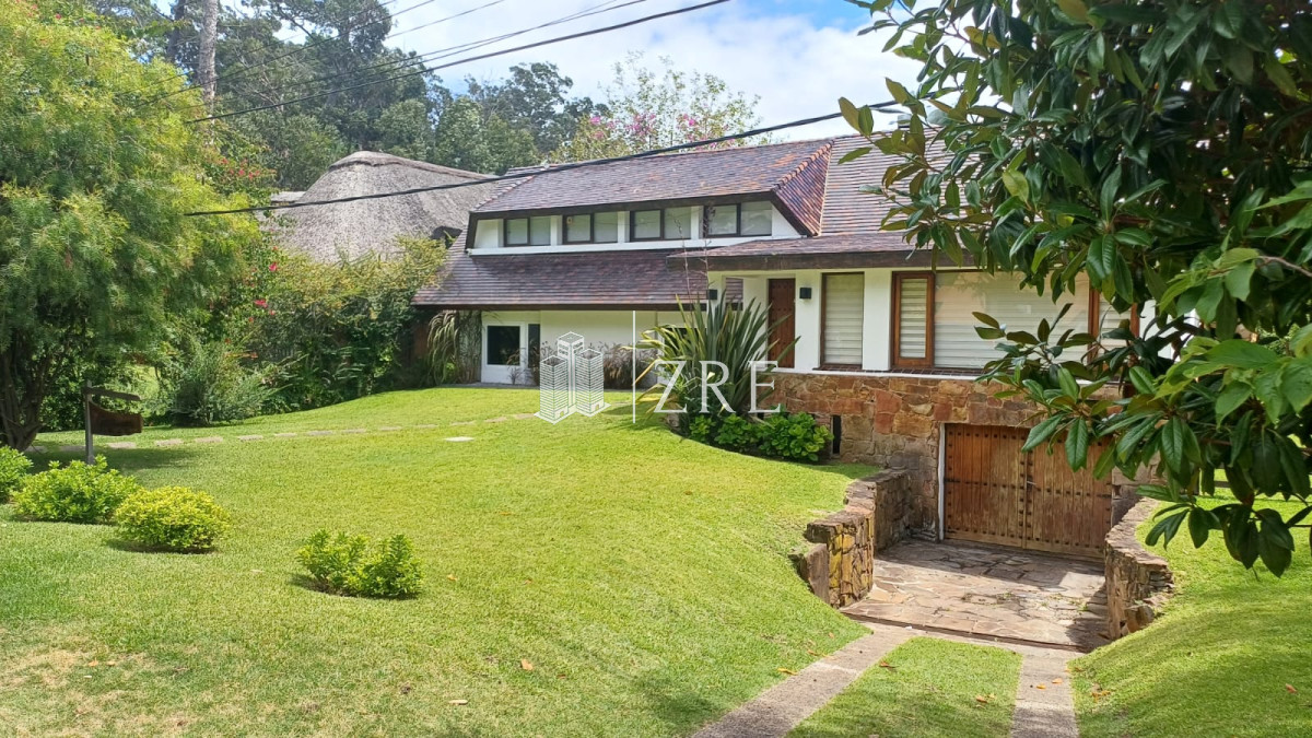 Casa ID.1440 - Vende gran casa para vivir todo el año, de 3 dormitorios en Punta del Este 