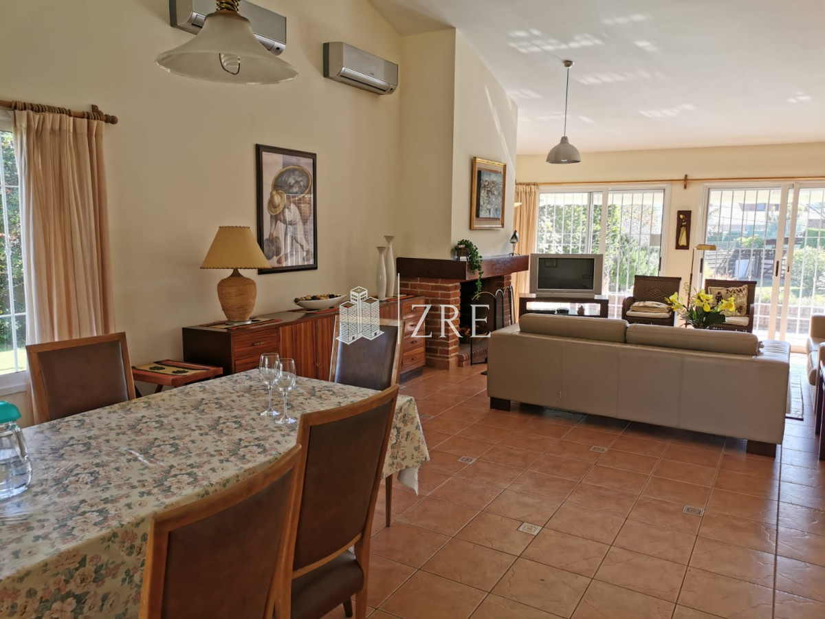 Casa ID.1437 - Venta Casa en Cantegril - Punta del Este de 4 dormitorios.