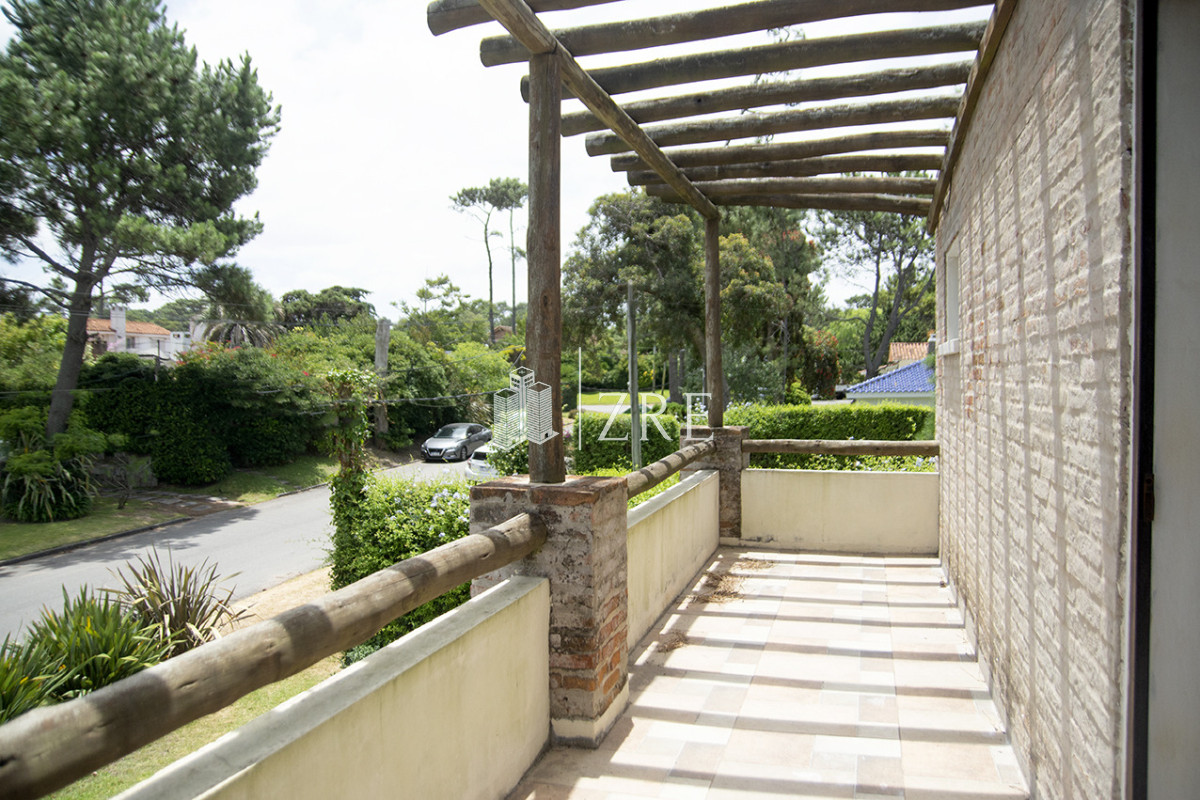 Casa ID.1434 - Venta chalet de 5 dormitorios en venta a pasos de Playa Mansa Punta del Este